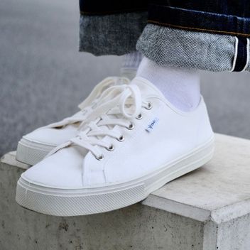 Kanvy White